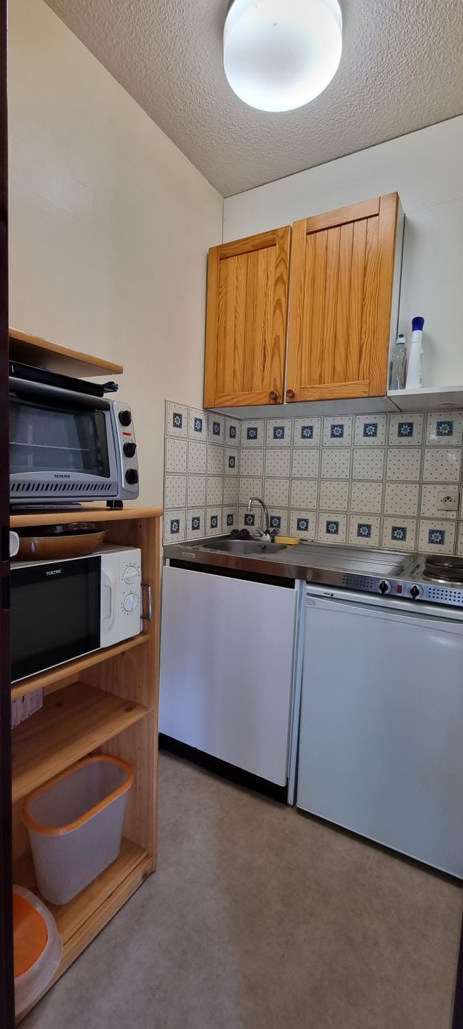 Kitchen or kitchenette, oven, stove