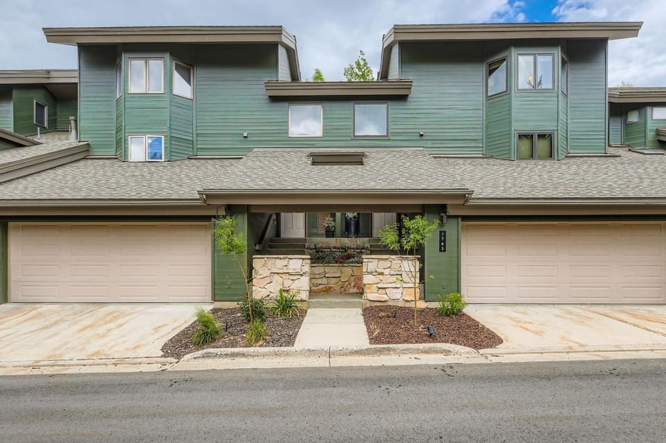 Pet Friendly 1763 Lakeside Getaway at Deer Valley Apartment in Park City