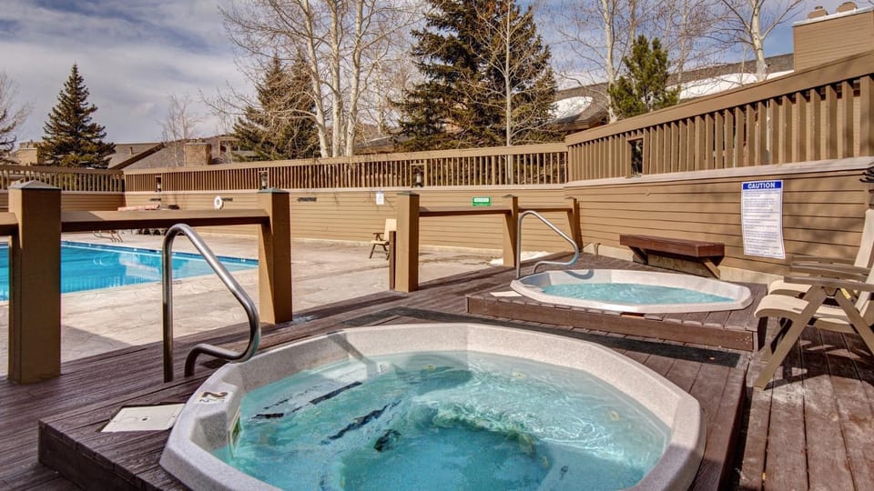 Pet Friendly 1763 Lakeside Getaway at Deer Valley Apartment in Park City