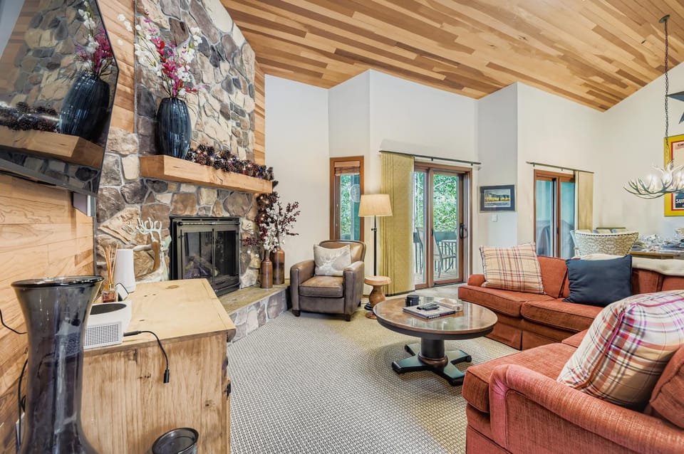 Pet Friendly 1763 Lakeside Getaway at Deer Valley Apartment in Park City
