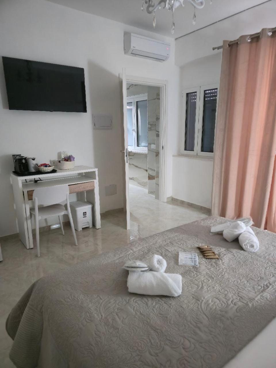 Bed, TV and multimedia, Photo of the whole room, Bedroom, towels