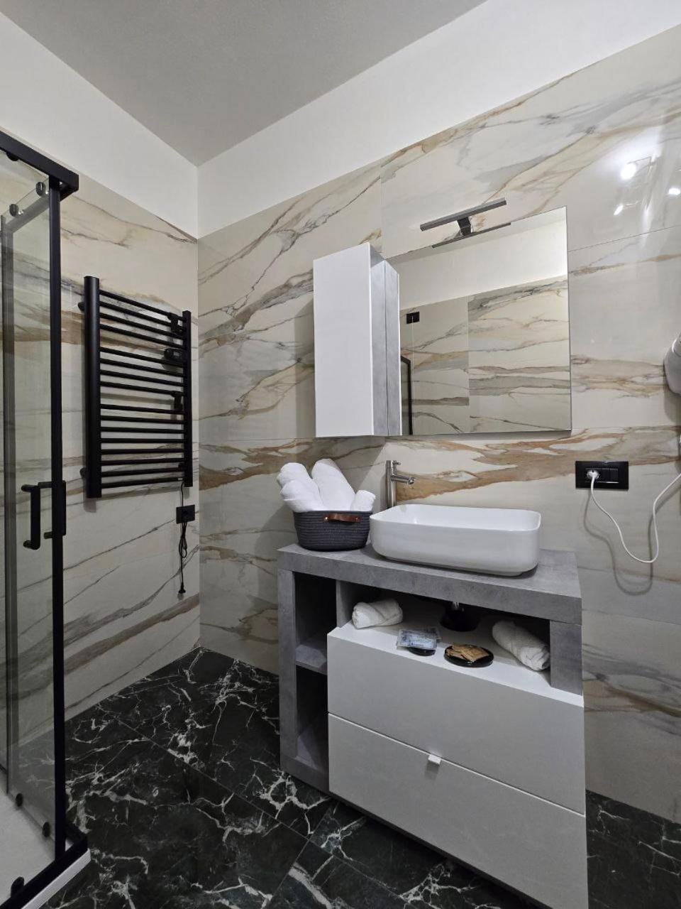 Shower, Bathroom, towels