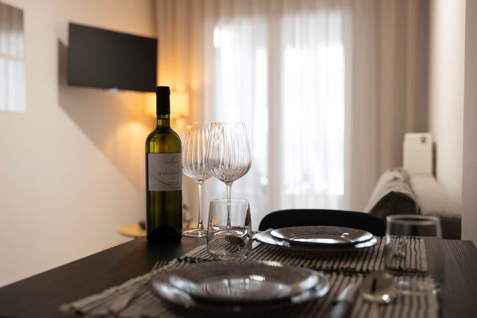 Food and drinks, Dining area, Evening entertainment, Drinks, Alcoholic drinks