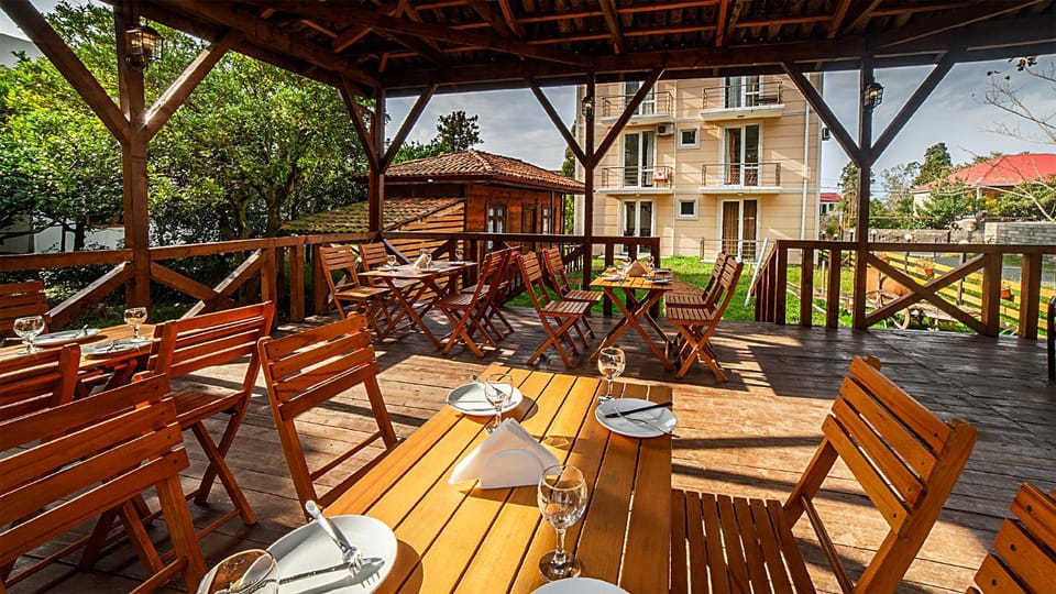 Restaurant/places to eat, Garden, Balcony/Terrace, Breakfast