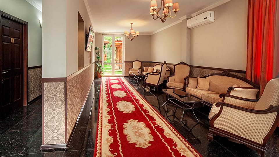 Communal lounge/ TV room, Lobby or reception