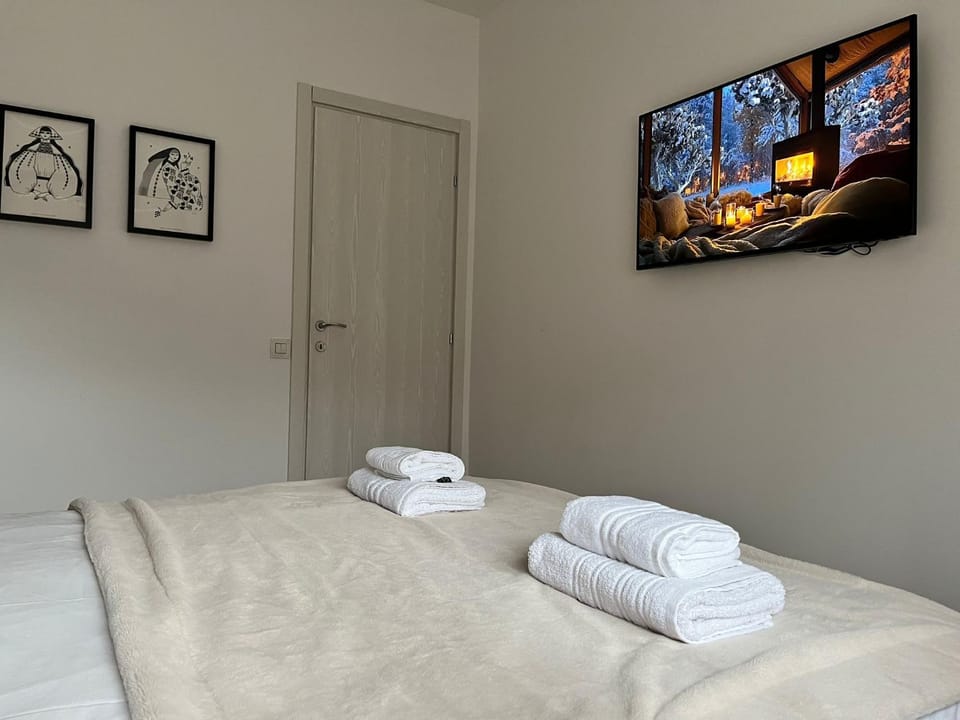 Bed, TV and multimedia, Bedroom, heating, towels, wardrobe