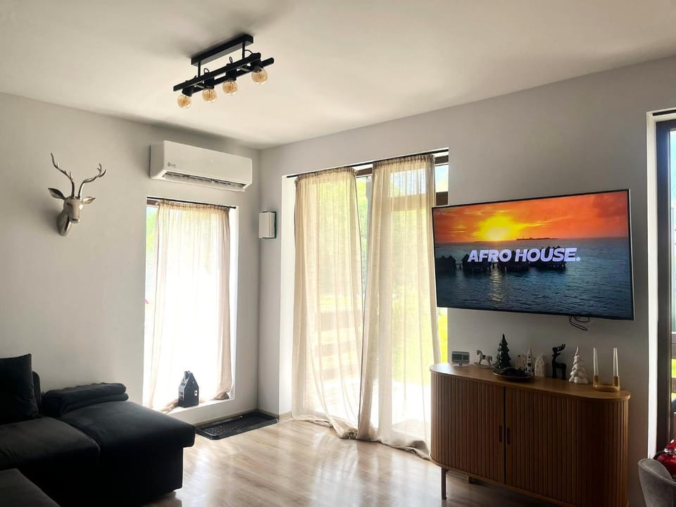 Patio, TV and multimedia, Living room, Seating area, Location, heating, kitchen, air conditioner