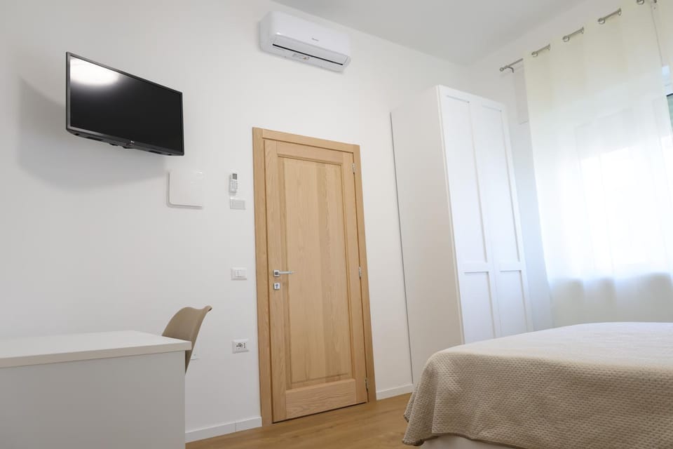 Bed, TV and multimedia, Photo of the whole room, wardrobe, air conditioner