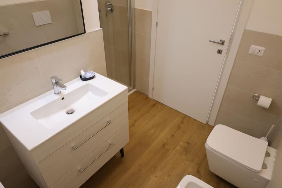 Shower, Toilet, Bathroom, towels