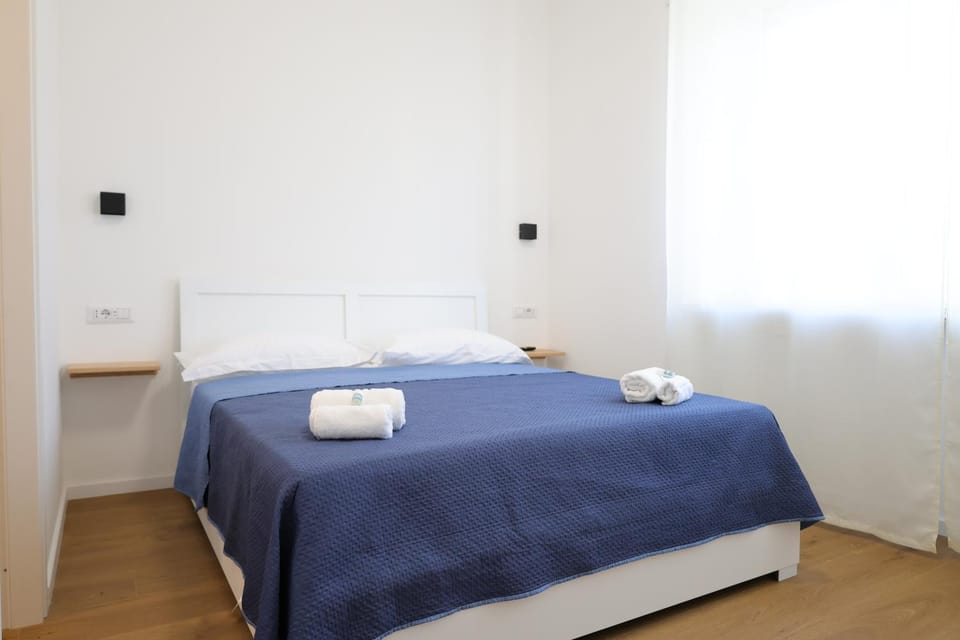 Photo of the whole room, Bedroom, towels