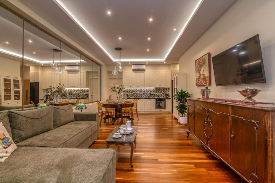 TV and multimedia, Kitchen or kitchenette, Living room, Seating area