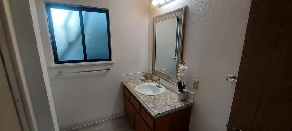 4-plex Apartment in Burien - Unit 1 - 7 min from Sea Tac Airport - 15 min from Downtown Seattle Apartment in Burien