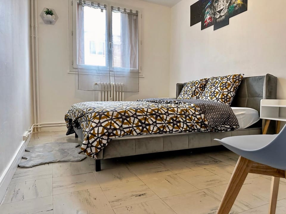 Photo of the whole room, Bedroom