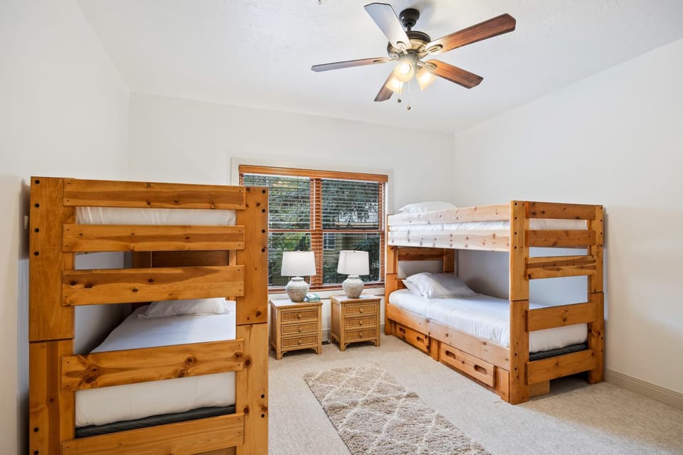 Scenic Location, Sleeps 8, 5 min to Base & Bike Access, Private Hot Tub, Walk to restaurants! House in Park City