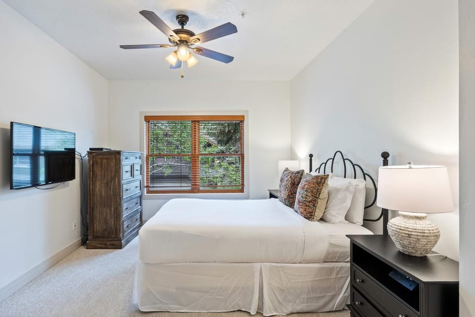 Scenic Location, Sleeps 8, 5 min to Base & Bike Access, Private Hot Tub, Walk to restaurants! House in Park City