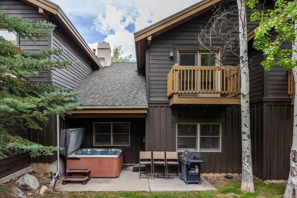 Scenic Location, Sleeps 8, 5 min to Base & Bike Access, Private Hot Tub, Walk to restaurants! House in Park City