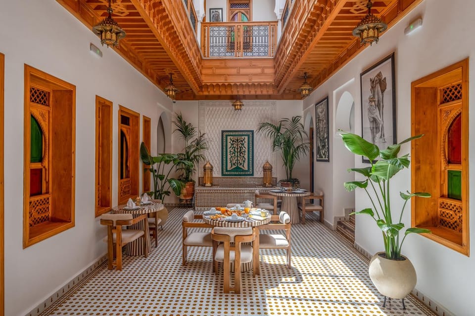 Restaurant/places to eat, Living room, Food and drinks, Banquet/Function facilities, Seating area, Dining area, Food