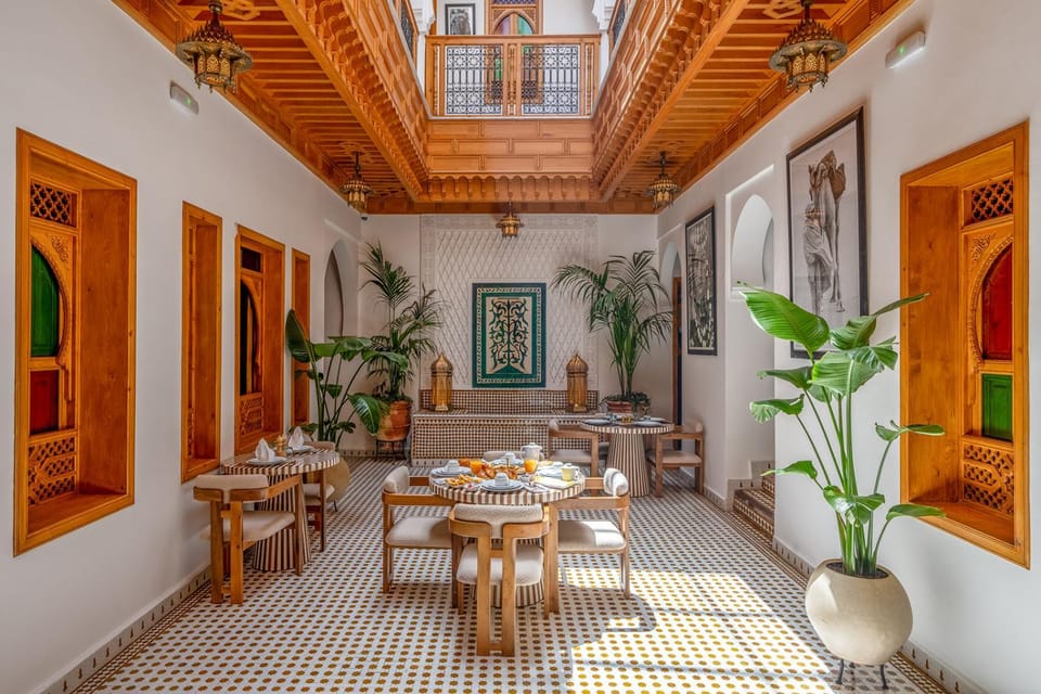 Restaurant/places to eat, Living room, Food and drinks, Banquet/Function facilities, Seating area, Dining area, Food