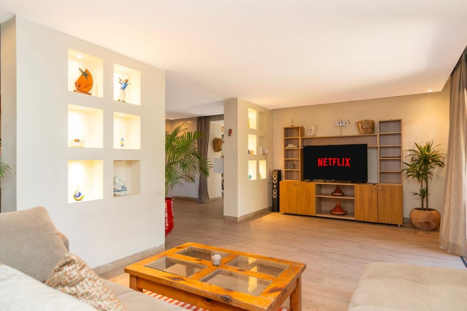 TV and multimedia, Kitchen or kitchenette, Living room, Seating area