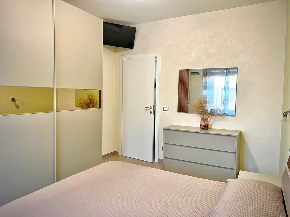 Bed, TV and multimedia, Photo of the whole room, Bedroom, wardrobe
