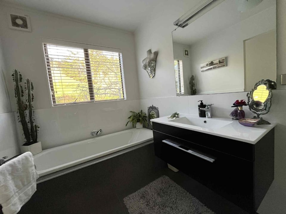 Rose Cottage - private suite - bedroom, lounge, bathroom and kitchenette Bed and Breakfast in Auckland Region
