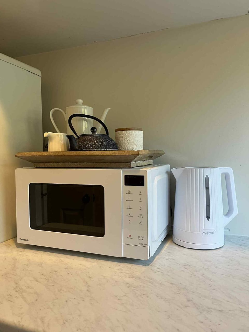 Rose Cottage - private suite - bedroom, lounge, bathroom and kitchenette Bed and Breakfast in Auckland Region