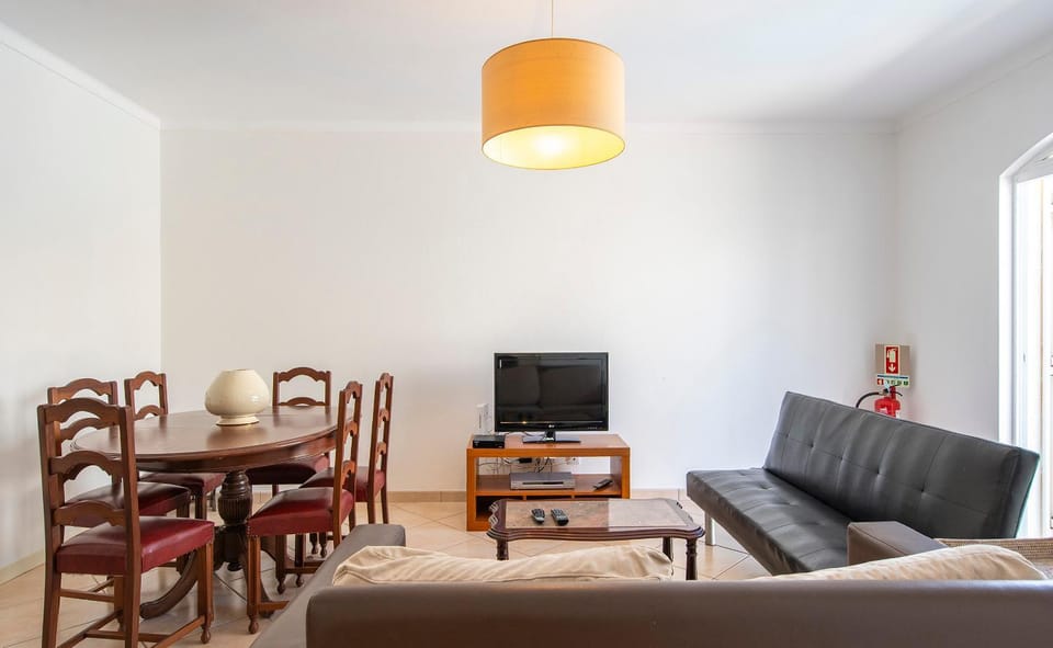 Communal lounge/ TV room, TV and multimedia, Living room, Seating area, Dining area