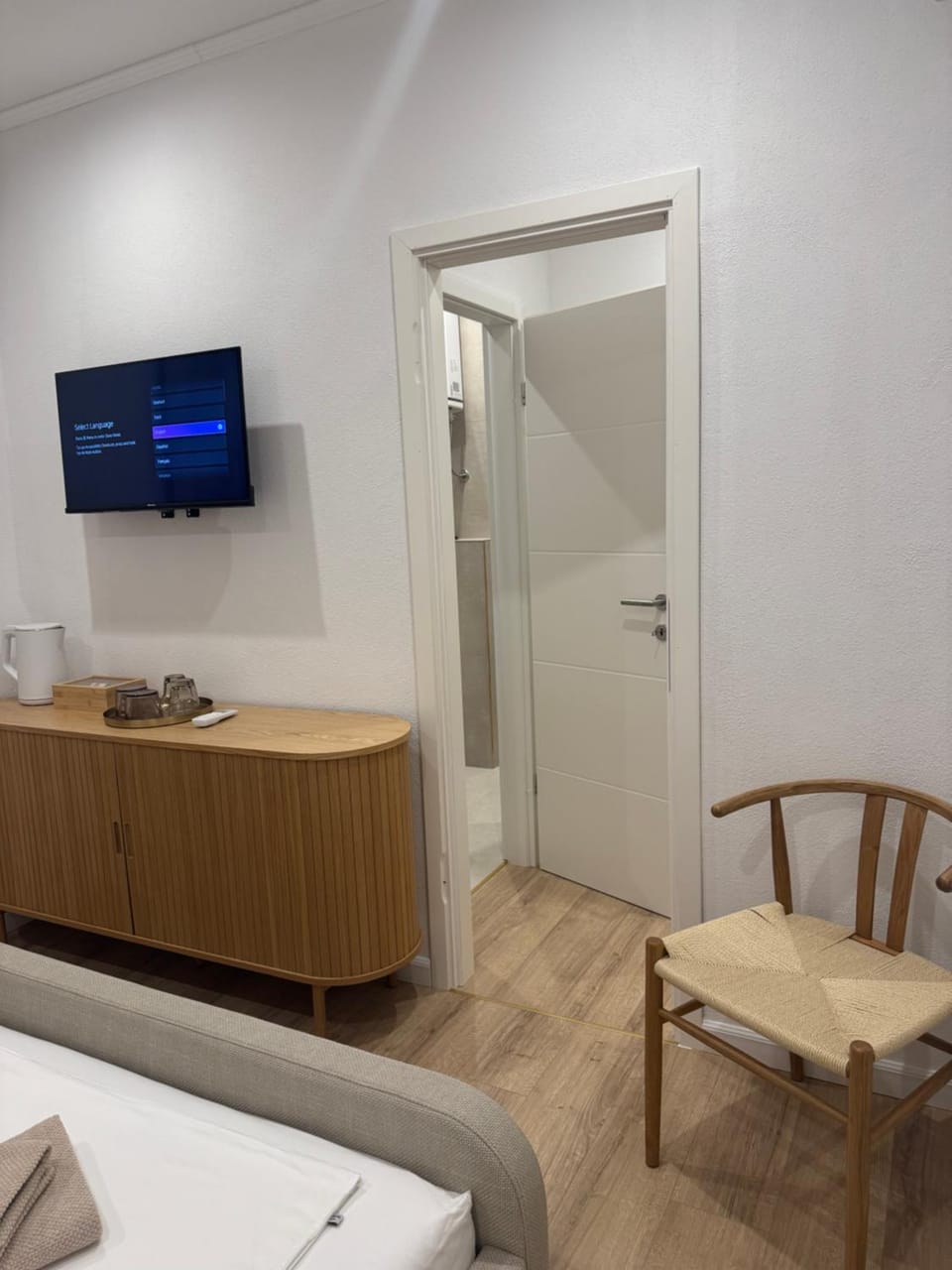 Bed, TV and multimedia, Bedroom