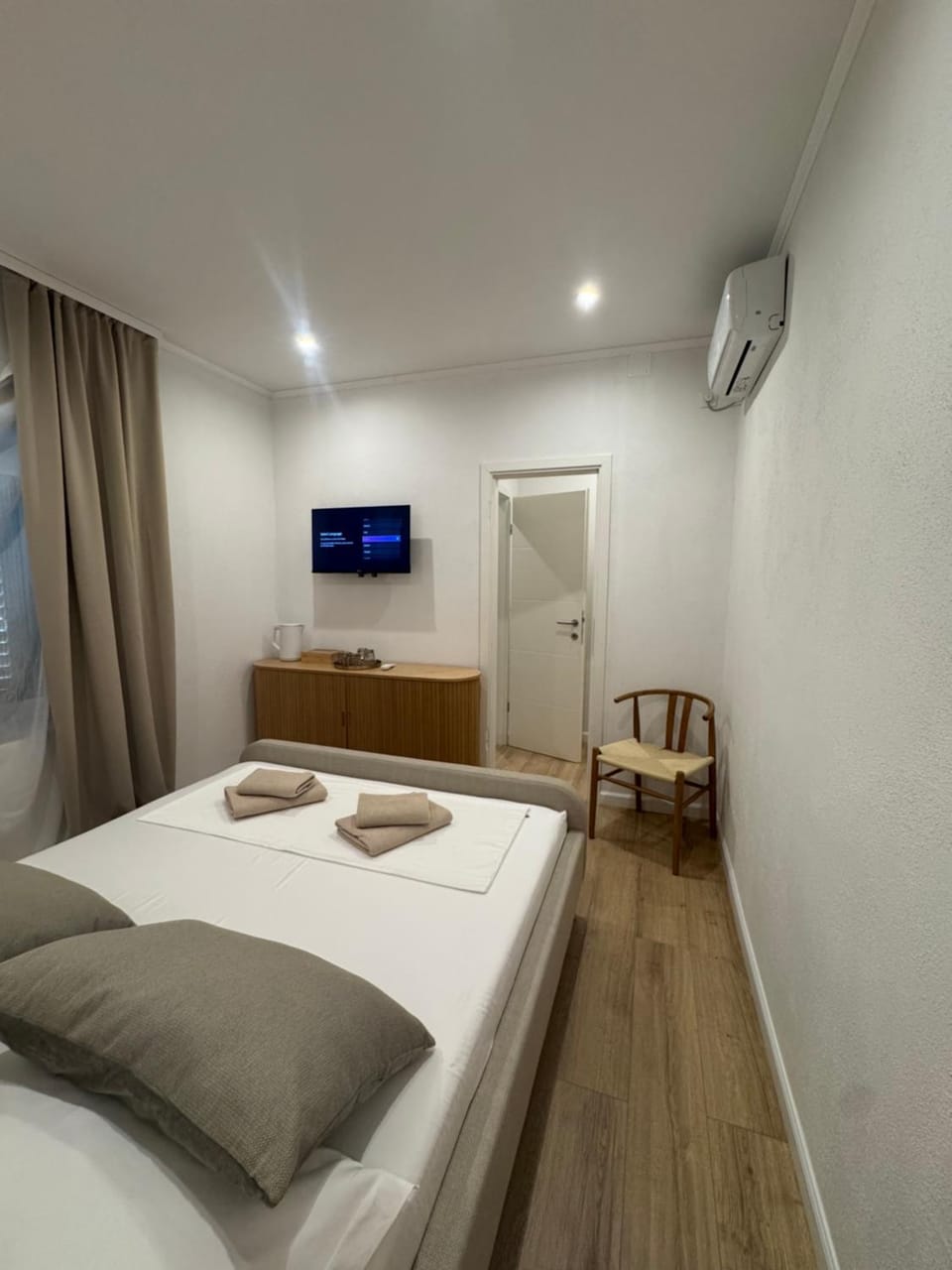 Bed, TV and multimedia, Photo of the whole room, towels, air conditioner