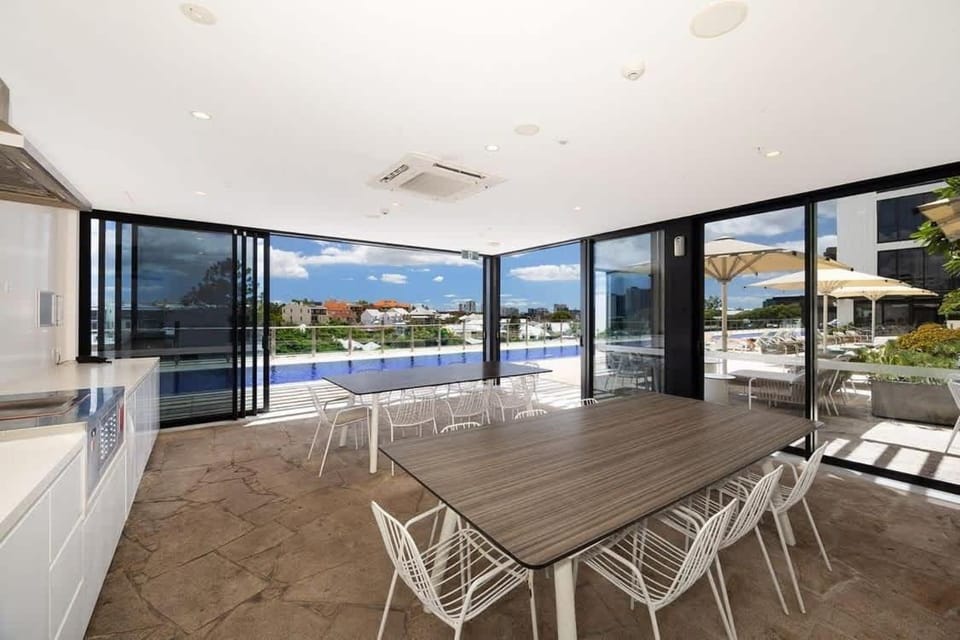 Bright CBD 2 bedroom resort-style escape Apartment in Brisbane City