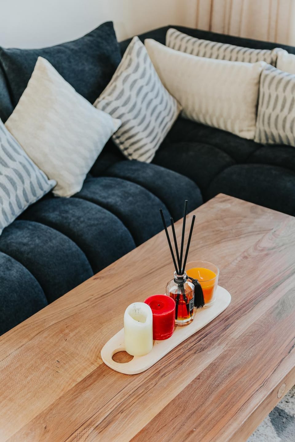 Living room, Food and drinks, Seating area, Food