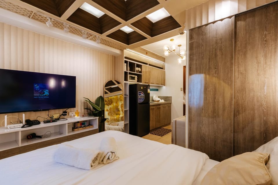Bed, TV and multimedia, Bedroom