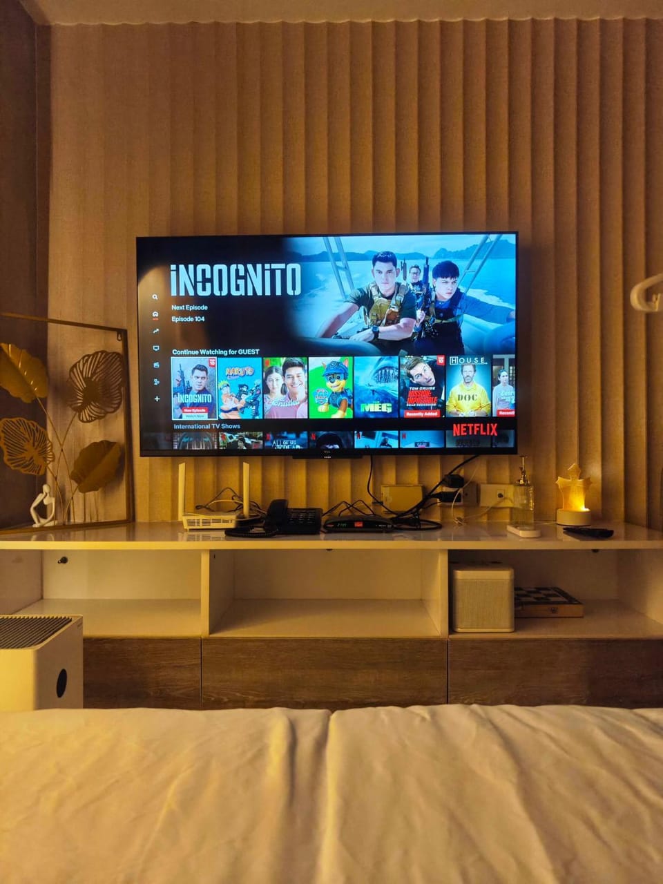 Bed, TV and multimedia, Evening entertainment, Bedroom