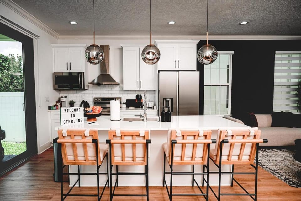 Kitchen or kitchenette, Seating area, Dining area, oven, stove