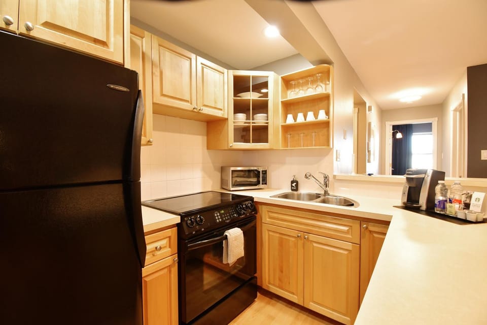 Coffee/tea facilities, Kitchen or kitchenette, oven, stove, toaster
