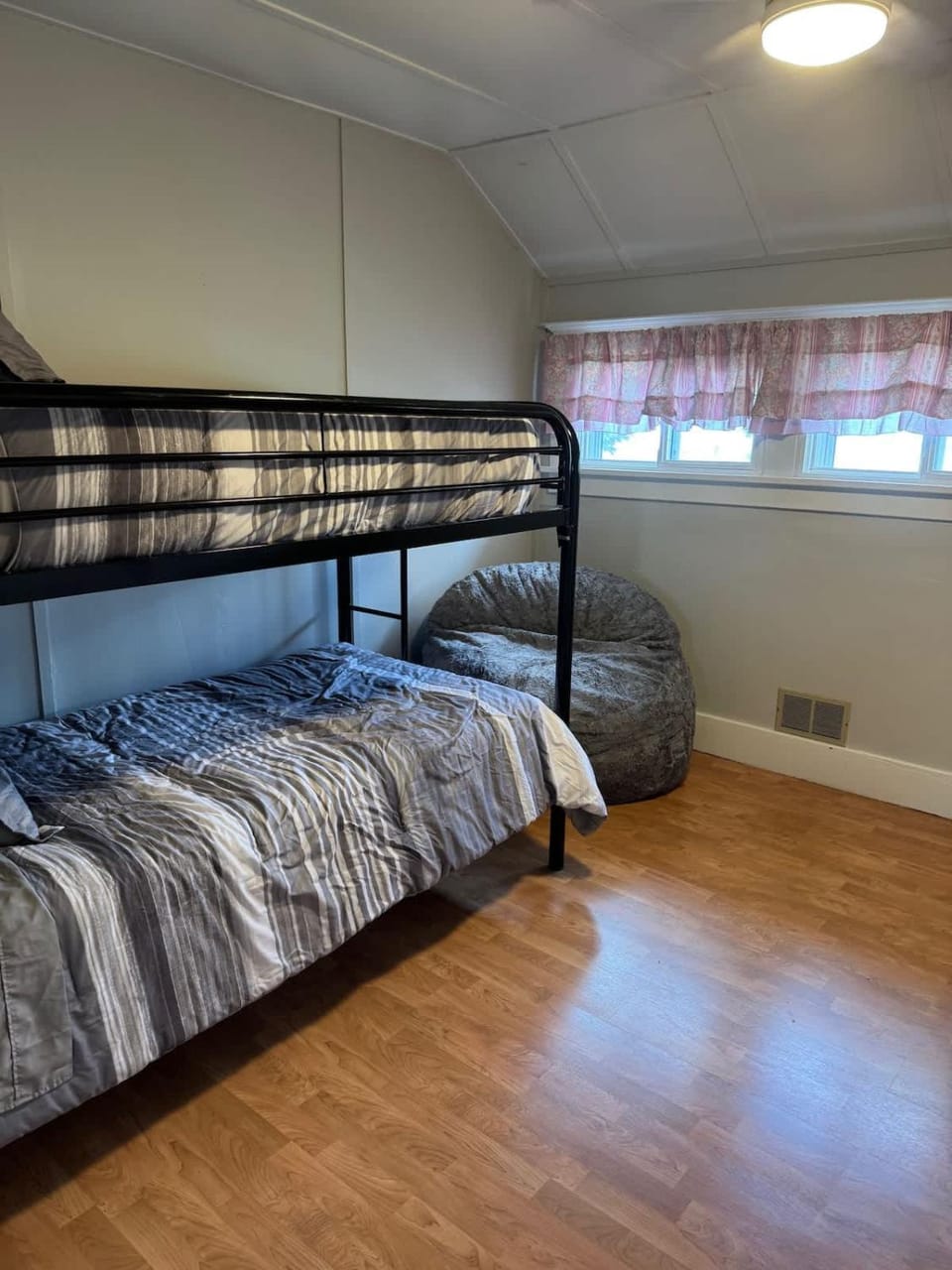 Bedroom, bunk bed