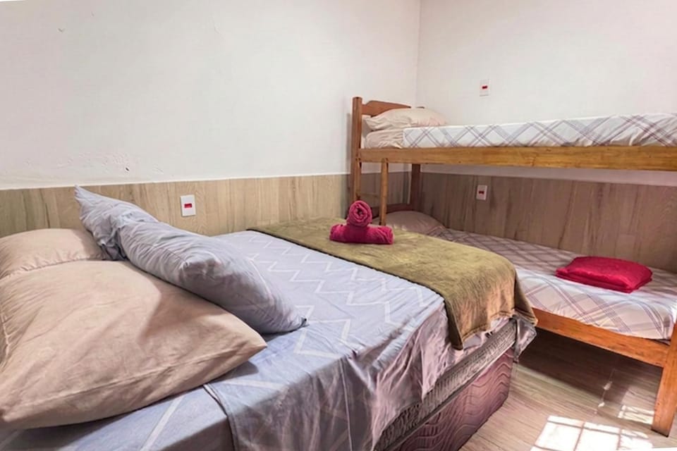Bed, Photo of the whole room, Decorative detail, Area and facilities, group of guests, towels