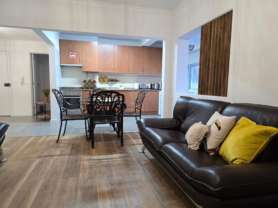 Kitchen or kitchenette, Living room, Seating area, Dining area, stove