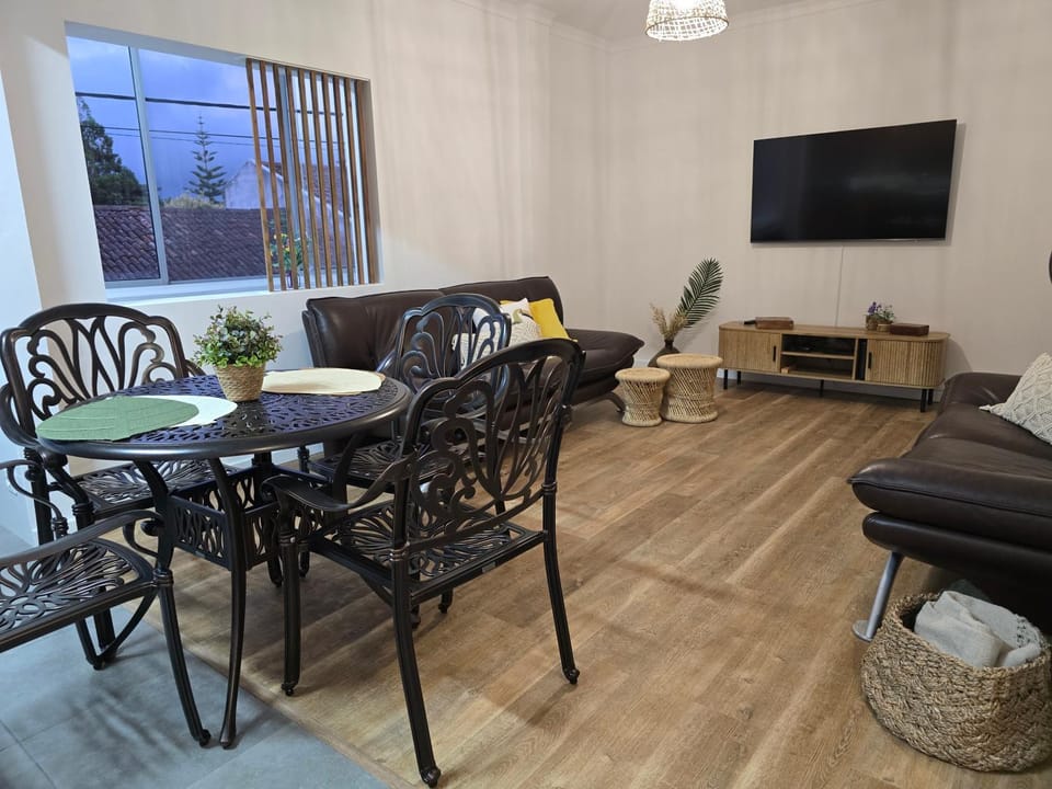 TV and multimedia, Living room, Seating area, Dining area
