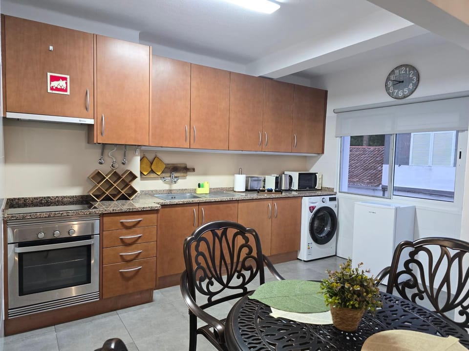 Coffee/tea facilities, Kitchen or kitchenette, Seating area, Dining area, oven, stove, toaster, washing machine