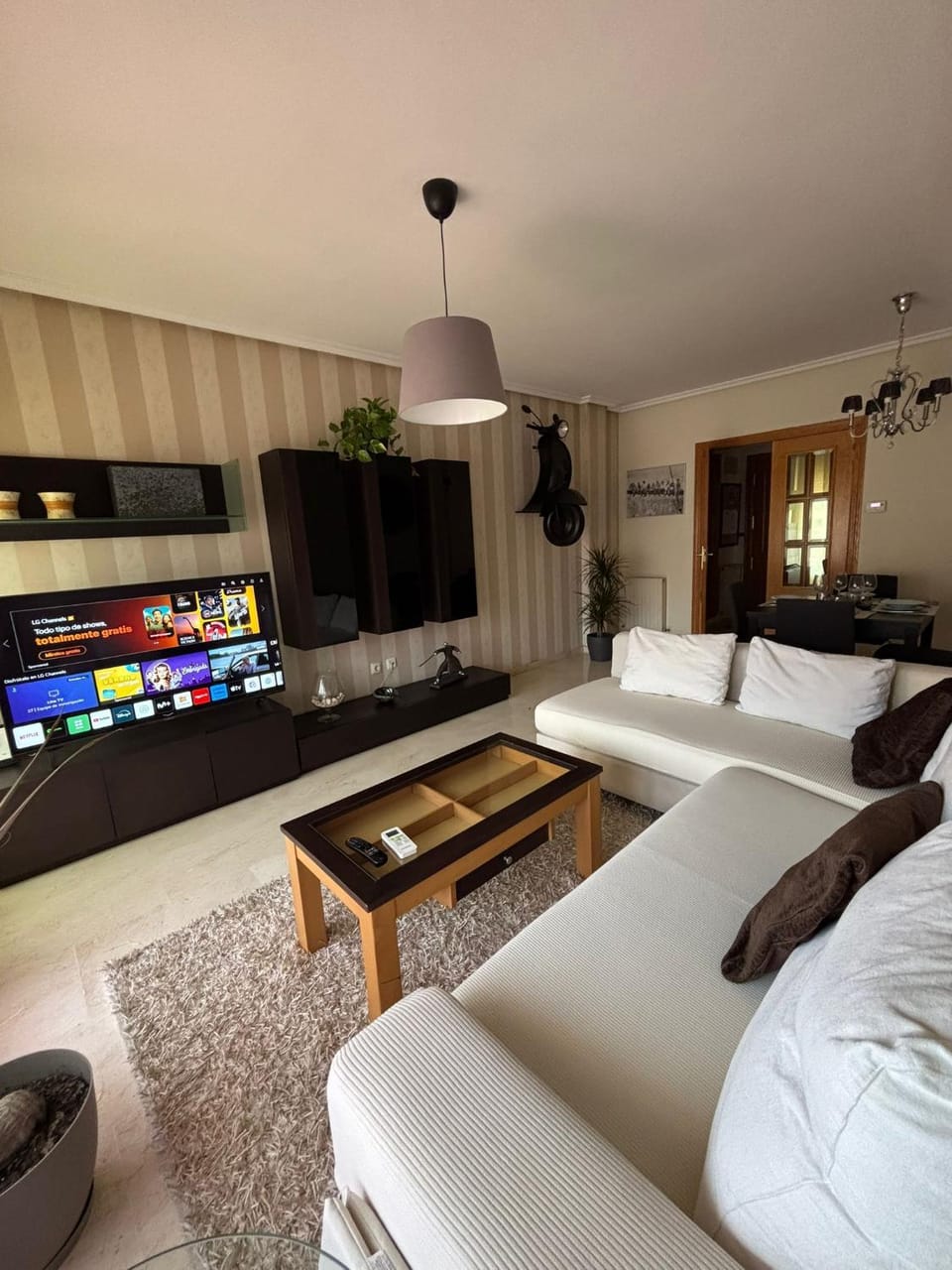 Communal lounge/ TV room