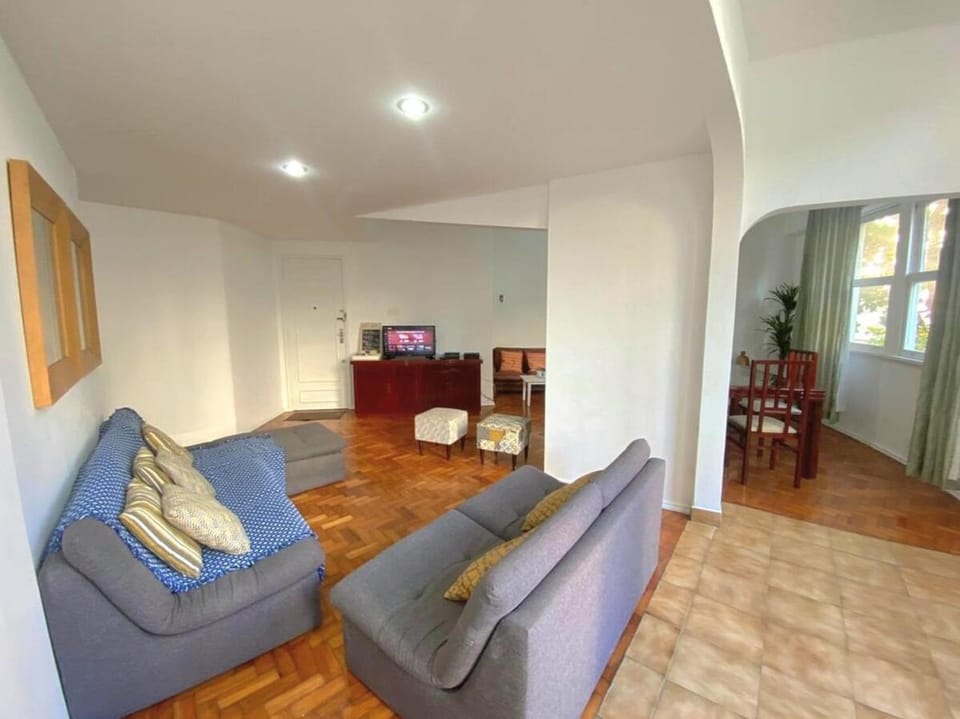 Posto 6, one block from the beach, spacious and economical Apartment in Rio de Janeiro