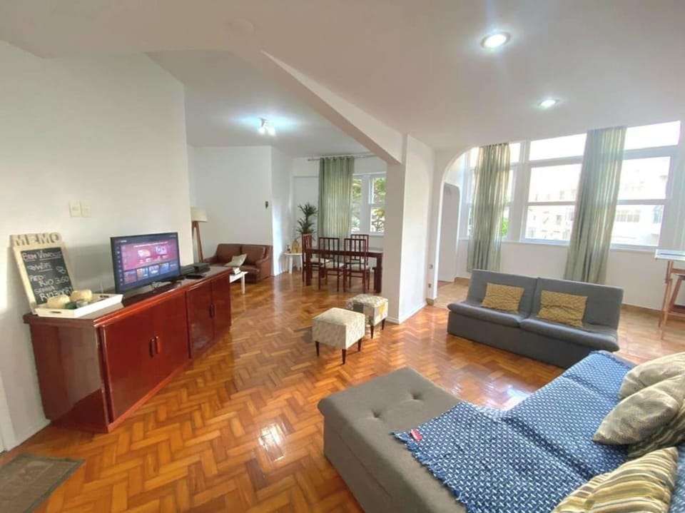 Posto 6, one block from the beach, spacious and economical Apartment in Rio de Janeiro