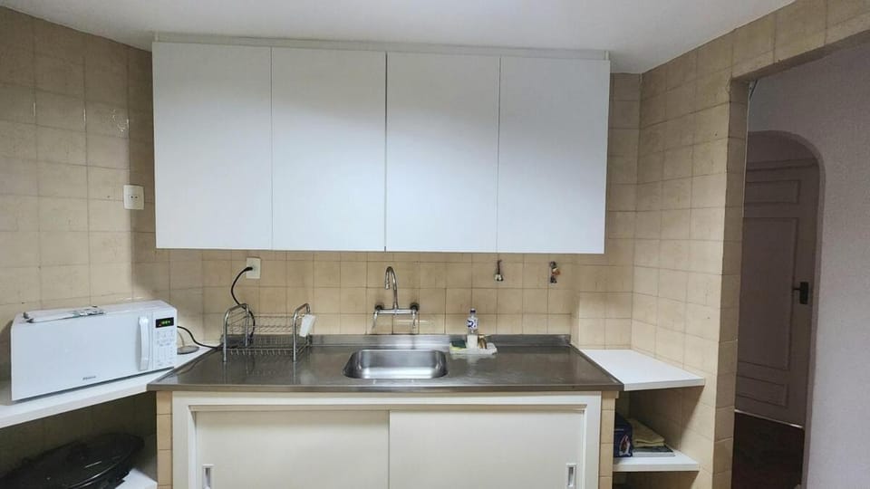 Posto 6, one block from the beach, spacious and economical Apartment in Rio de Janeiro