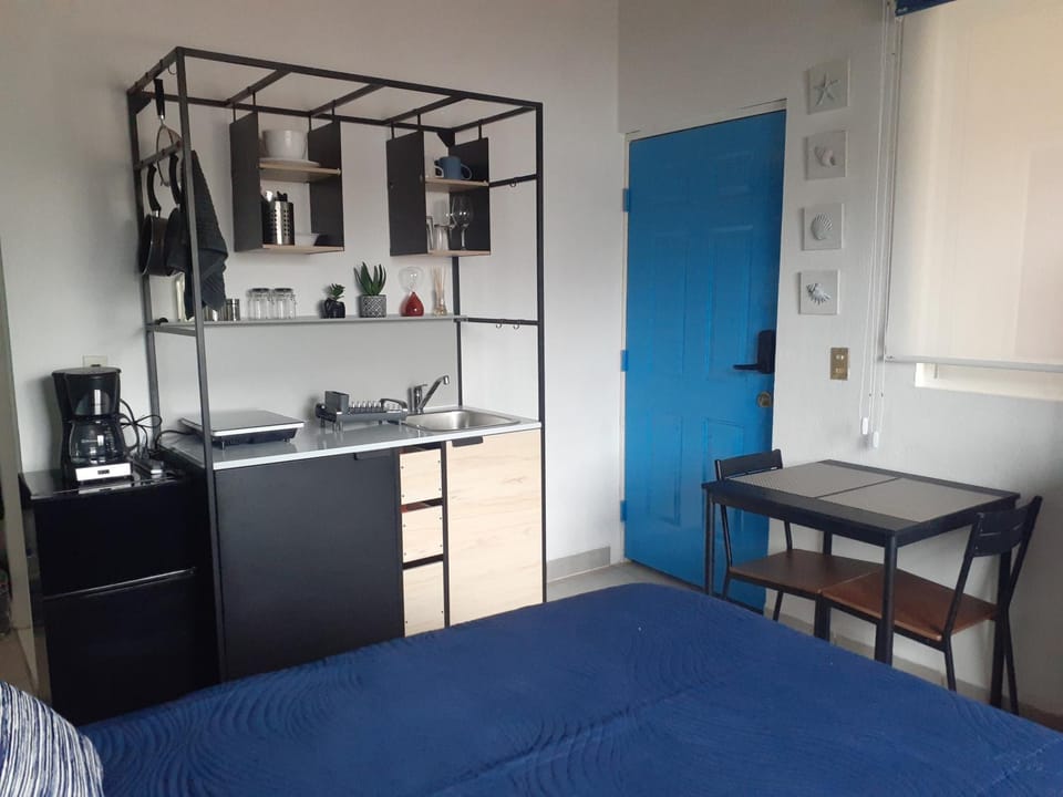 Kitchen or kitchenette, Dining area, minibar