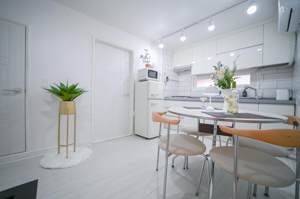 Kitchen or kitchenette, Kitchen or kitchenette, Dining area, microwave