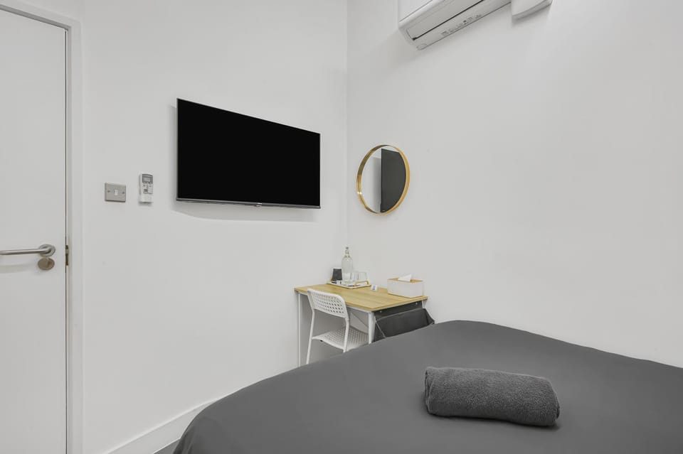 Bed, TV and multimedia, Photo of the whole room, Bedroom, air conditioner