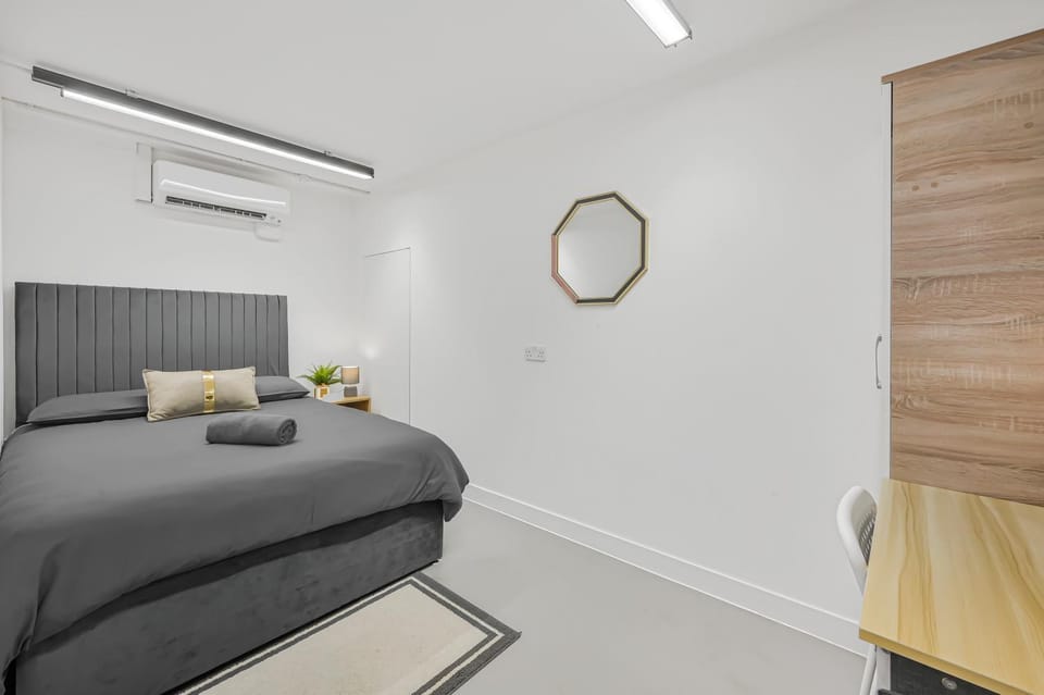 Bed, Photo of the whole room, Bedroom, air conditioner