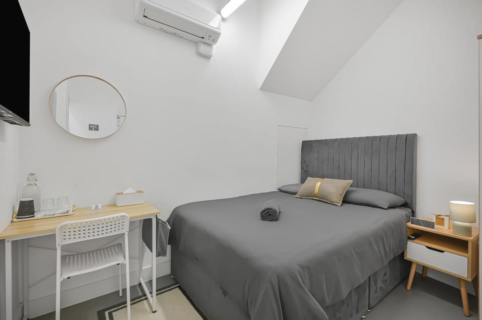 Bed, TV and multimedia, Photo of the whole room, Bedroom, air conditioner