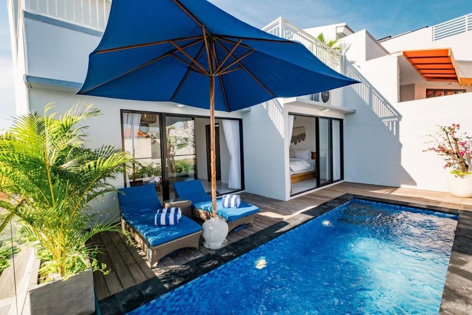 Day, Pool view